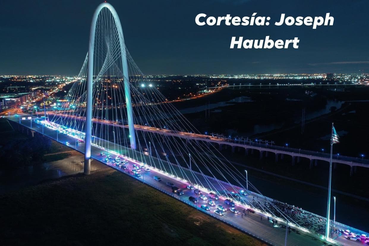 El pasado lunes hubo varios arrestos en el puente Margaret Hunt Hill de la ciudad de Dallas tras el toque de queda que se promulgó el domingo pasado por las intensas protestas
<br>