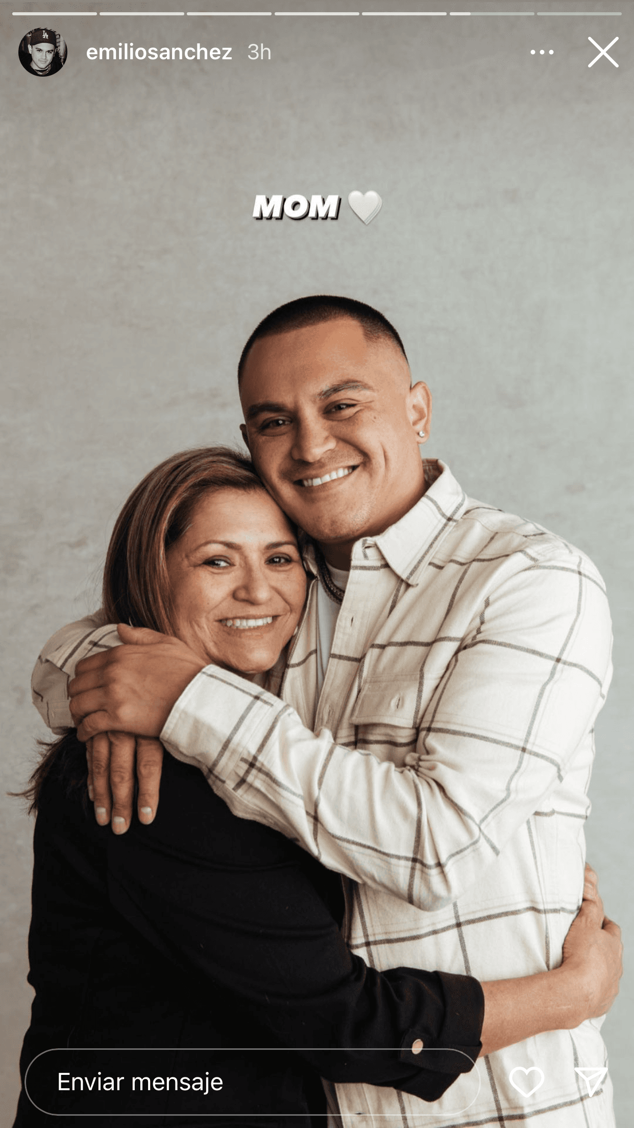 Como no lo había hecho antes, por lo menos desde que está con Chiquis, el fotógrafo dejó ver aspectos muy íntimos de su vida familiar y de sus padres. 
<br>