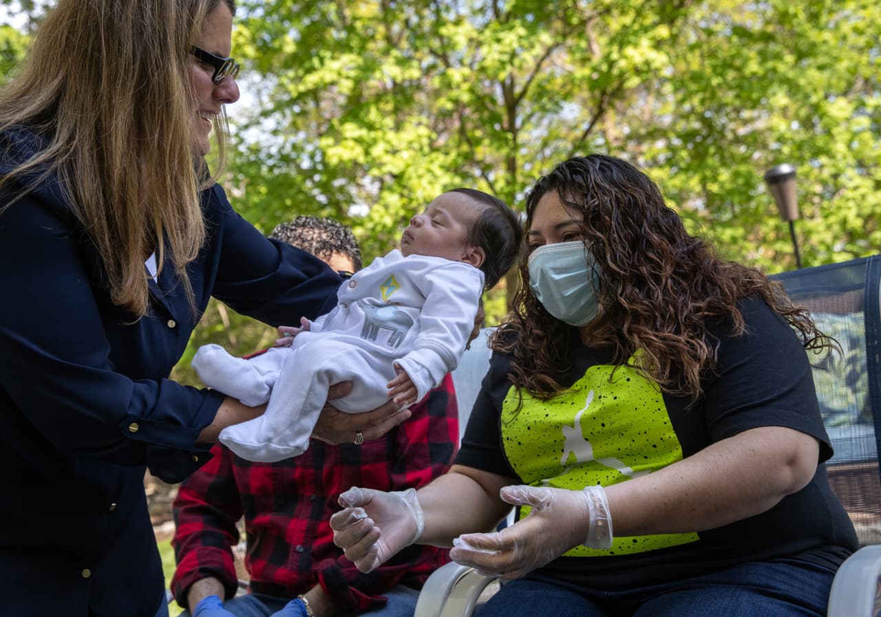 “Después de más de tres semanas en coma en la UCI del hospital, Zully respondió a las transfusiones de plasma sanguíneo de anticuerpos y pudo regresar a casa”, informó Getty sobre este fotoreportaje.