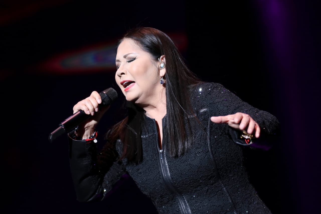 A lo largo de su trayectoria, Ana Gabriel ha mostrado lo versátil que es al colocarse en diversos géneros musicales.