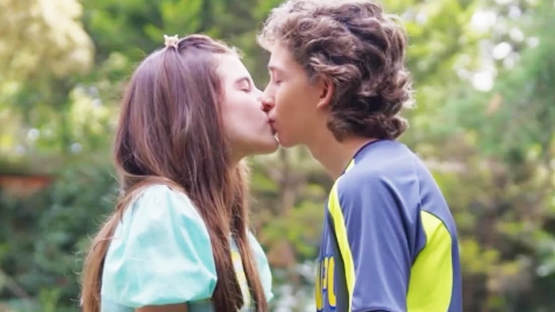 Iker le confiesa su amor a Scarlet y la besa | Papás Por Siempre | Capítulo 81