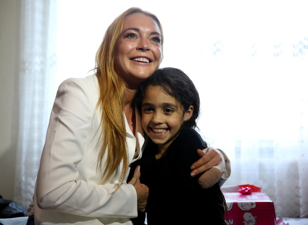 Le agradecieron con un fuerte abrazo.