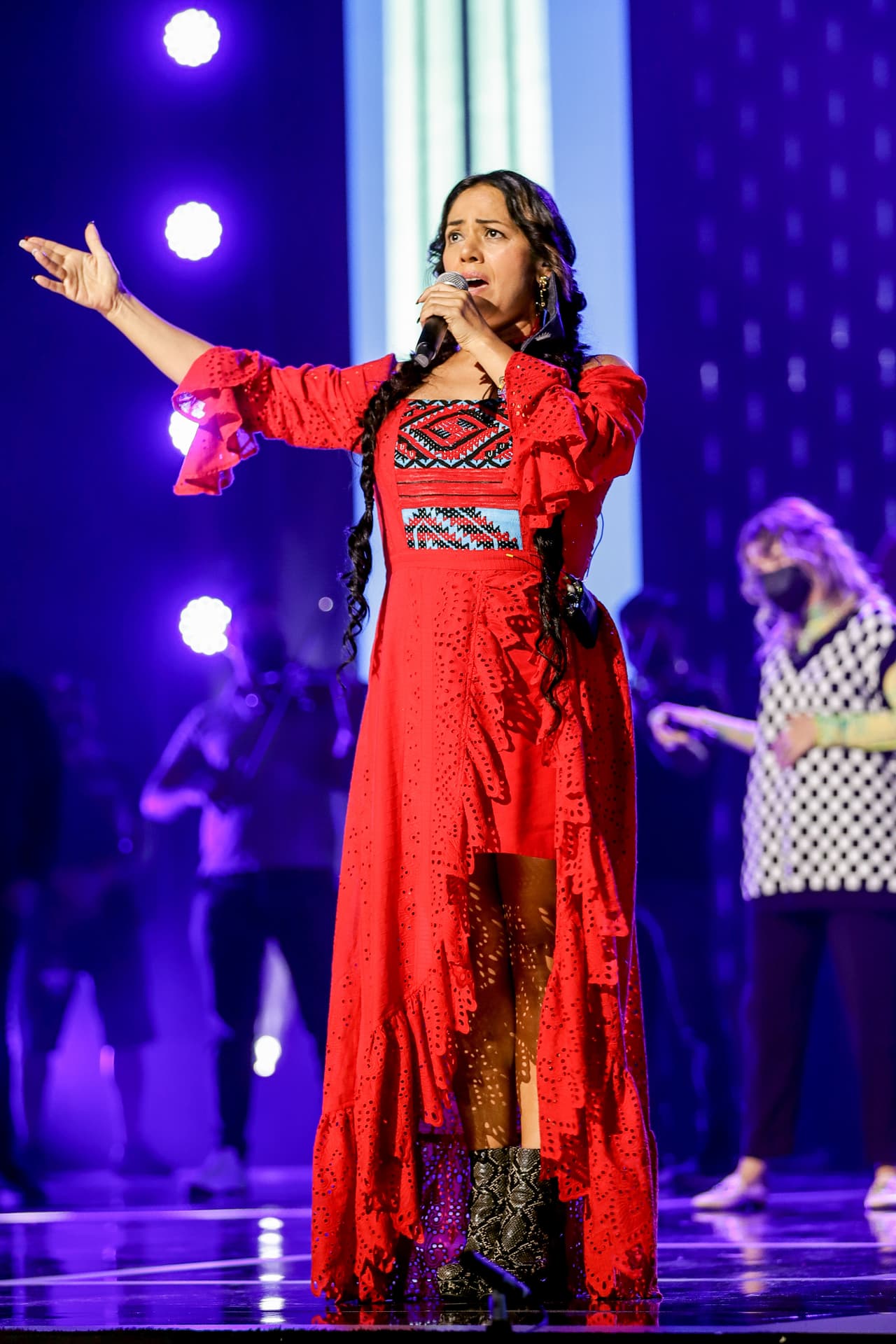 La cantante mexicana Lila Downs alistó su presentación junto a sus compañeras en el escenario.