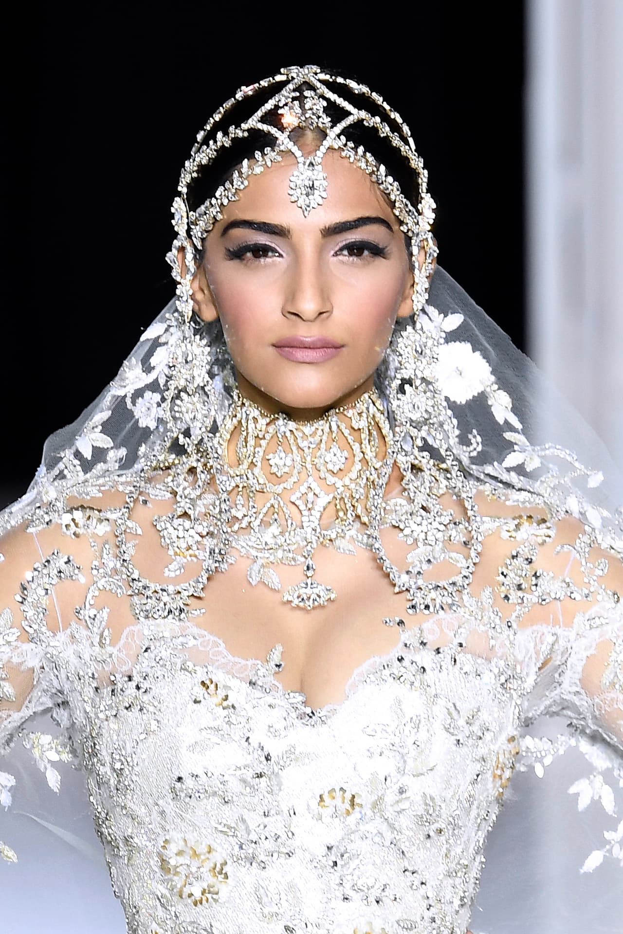Tampoco se sabe si usará una tiara, un velo o una joya de la familia. Sin duda, los vestidos de Ralph & Russo tienen impresionantes diseños pensados para una princesa, como éste con un elaborado tocado de piedras y cristales.