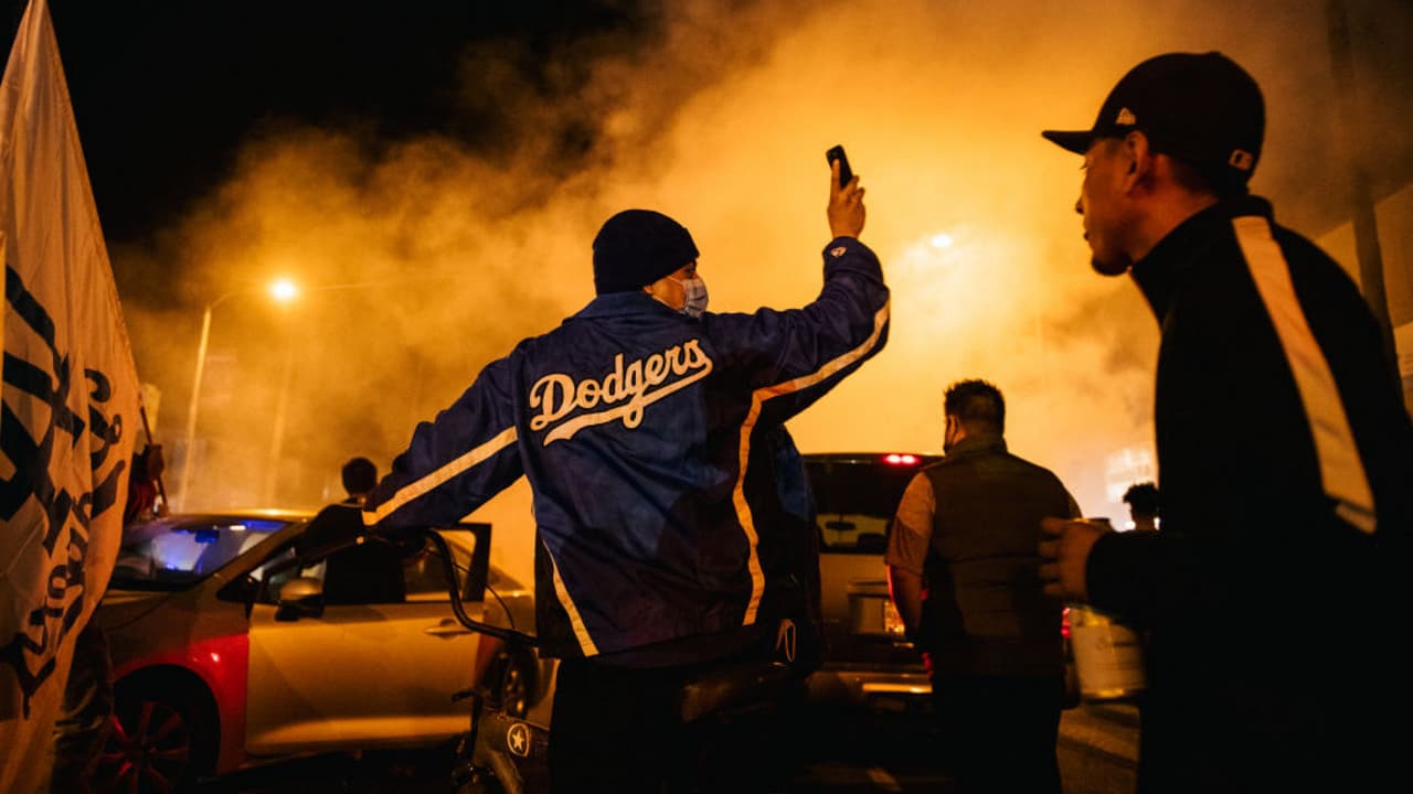 Pese a que las autoridades recomendaron celebrar responsablemente, miles de fanáticos se aglomeraron en el centro de la ciudad sin importarles que estamos en medio de una pandemia. Incluso, algunos aprovecharon el desorden para saquear camiones y vandalizar negocios, situaciones que ocasionaron numerosos arrestos.