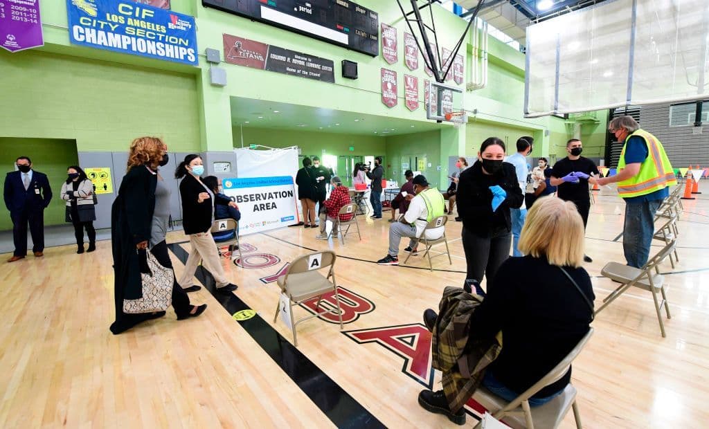 Vacunación contra reloj: seis clínicas de vacunas covid-19 para trabajadores del Distrito Unificado de Los Ángeles