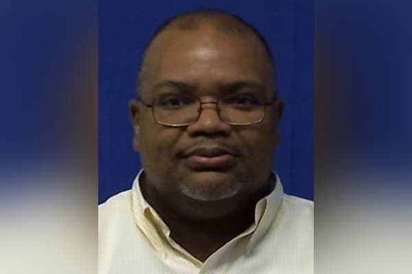 Ryan Keith Cox, de Virginia Beach, se desempeñana como secretario administrativo en el área de servicios públicos de la ciudad. Tenía 12.5 años como empleado de la ciudad.