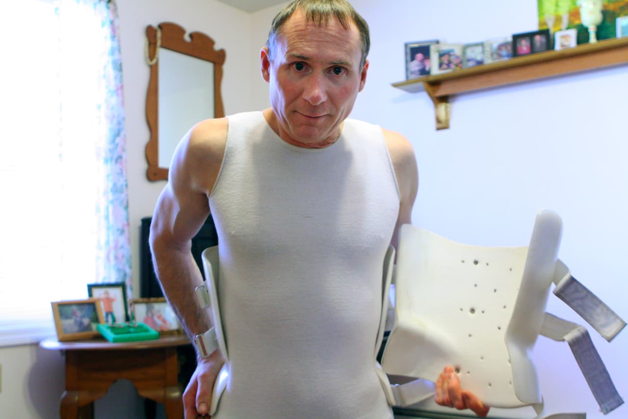 Otra forma en que se está intentando minimizar la prescripción de opioides es mediante terapias alternativas como la fisioterapia. Ernie Merritt lidera un grupo de pacientes con dolor crónico en Maine, un estado en el que 
<a href="http://www.univision.com/noticias/medicaid/no-tenemos-dinero-para-hacer-lobby-por-eso-luchamos-en-la-calle-con-nuestras-sillas-de-ruedas">Medicaid</a> promueve este abordaje. 
<br>