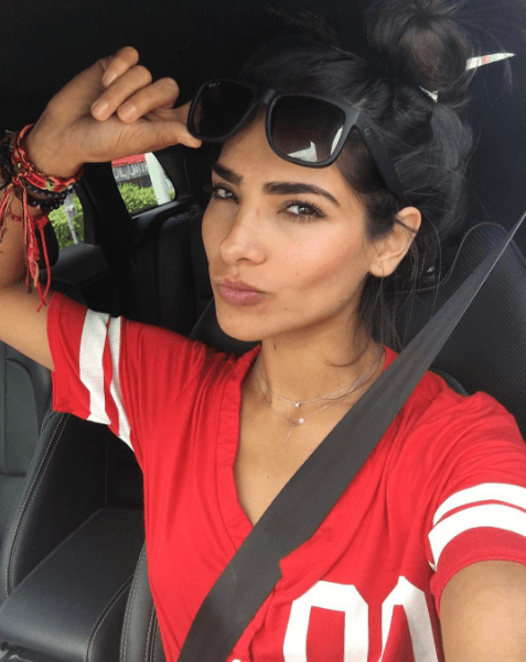 No importa el outfit que tenga puesto, ella aplica una selfie para saludar a sus seguidores.