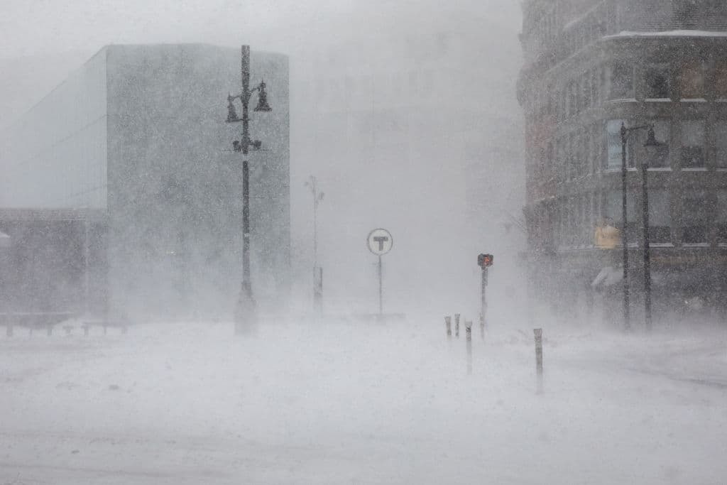 En algunas áreas, las 
<b>autoridades prohibieron los viajes que no sean de emergencia</b> y pidieron a los conductores a mantenerse alejados de las carreteras por la poca visibilidad y las malas condiciones de las vías, cubiertas de nieve.
