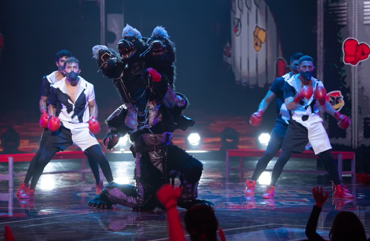 Cerbero cantó ‘What Does the Fox Say’ y los 'investigadores' mencionaron los nombres de Chumel Torres, Gabriel Soto, Fernando Colunga y Luis Roberto Guzmán como posible celebridad detrás de este disfraz.