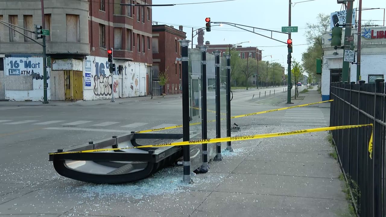 Al parecer, un hombre perdió el control y se estrelló contra la parada, después impactó con otro auto.