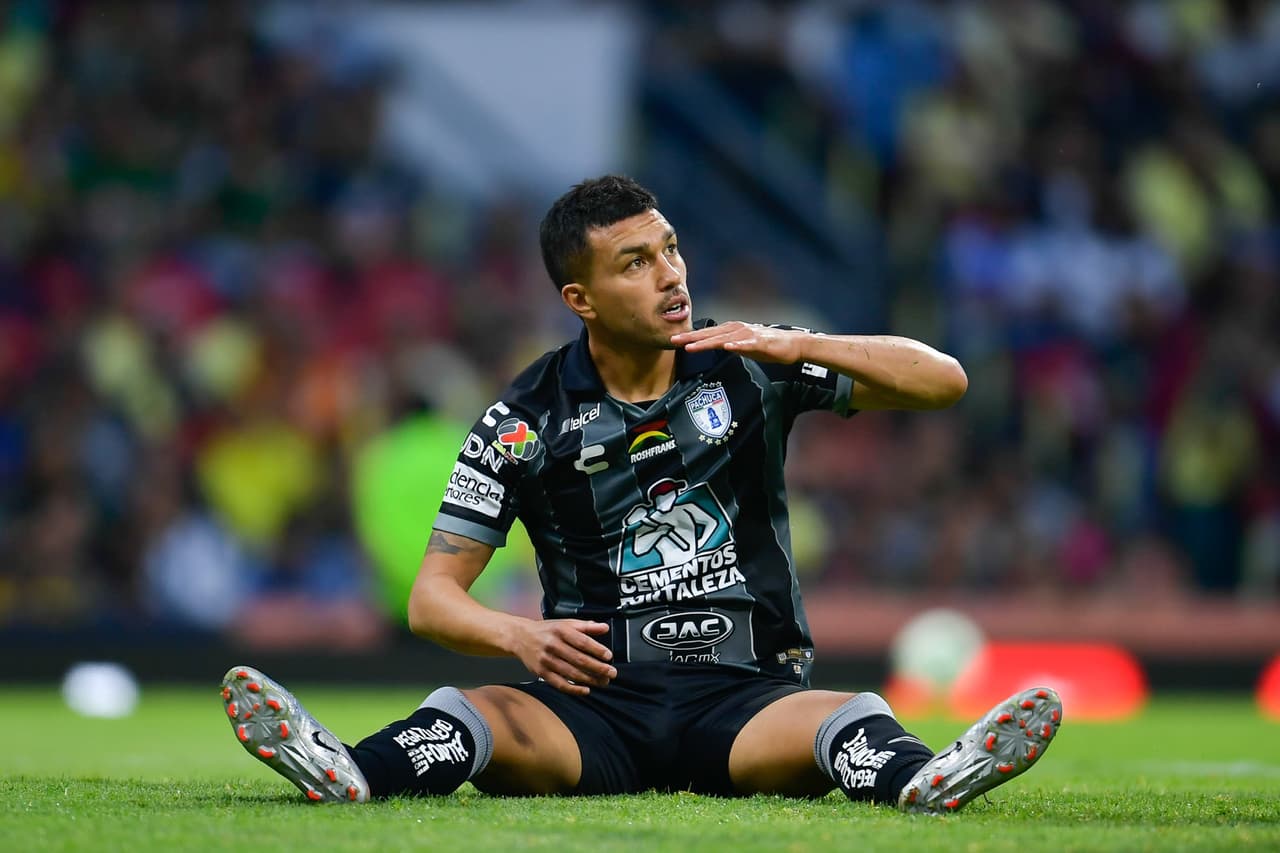 El primer tiempo careció de emociones, ya que ambos eequipos se dedicaron a meter mucha gente en el medio campo, neutralizando todo tipo de contragolpes y llegadas.