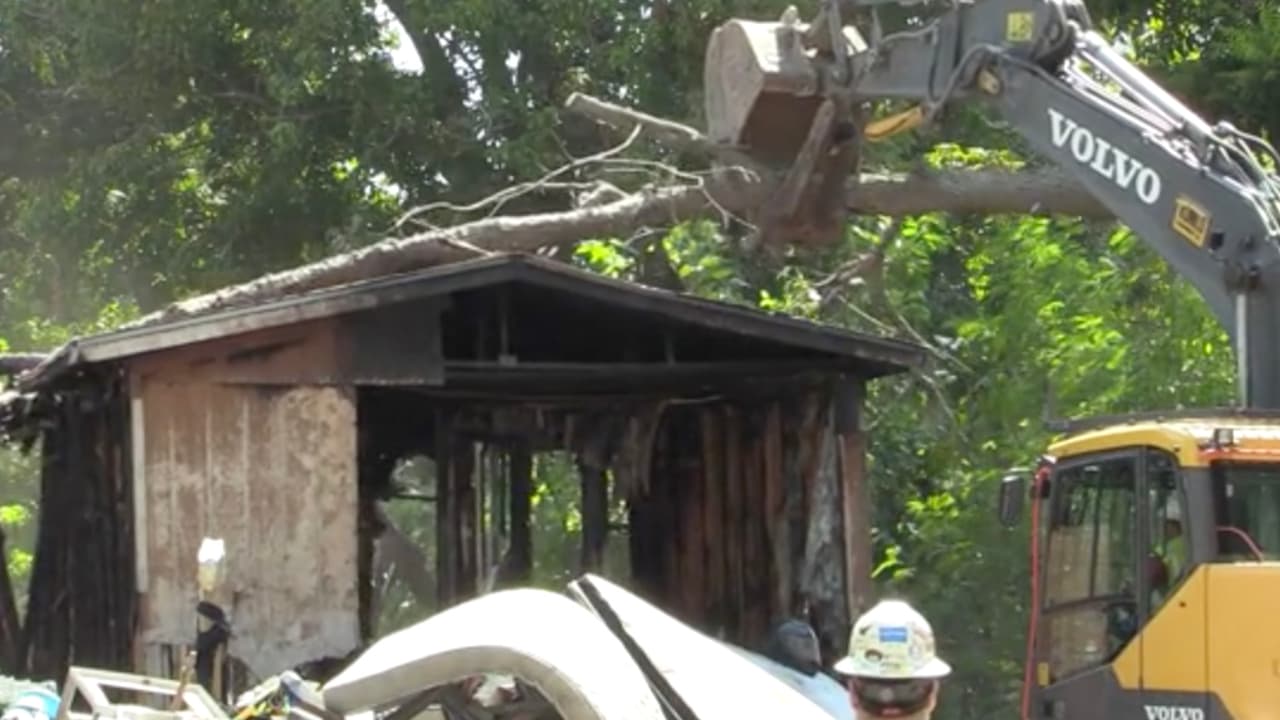 El condado de Harris comenzó la demolición de una casa en un vecindario de Aldine que ha provocado muchos problemas a los vecinos.