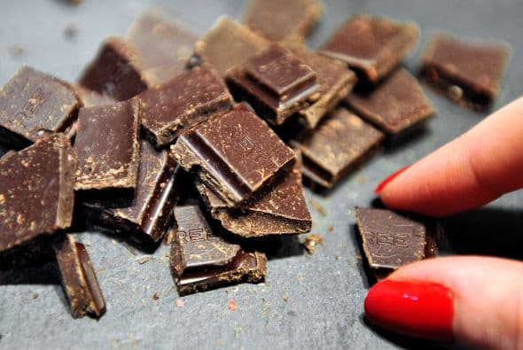 .10. CHOCOLATE OBSCURO: Aunque probablemente no te ayude a bajar de peso, un poco de chocolate tiene antioxidantes y propiedades anti-inflamatorias. Cocina con sabor para tus hijos y prepara platillos nutritivos y ricos en casa. Busca más recetas deliciosas aquí.