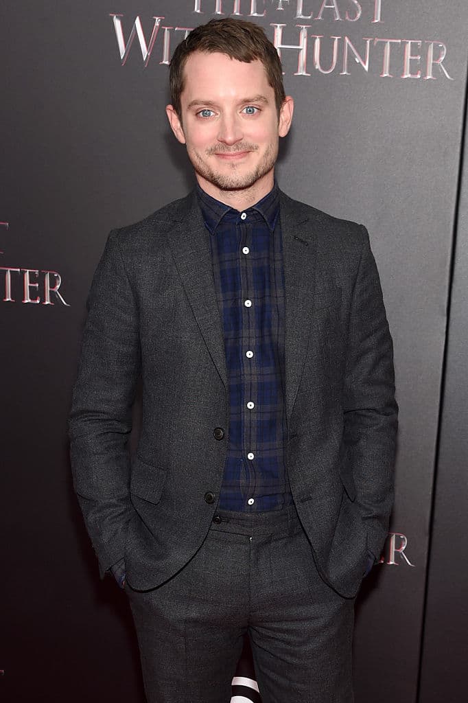 El mayor es responsable y temeroso; el pequeño, despreocupado, optimista y juguetón. Dos personalidades opuestas que, a lo largo del trayecto, contarán con la ayuda de un sombrío leñador y de un pájaro azul con bastante mal genio.
<br>