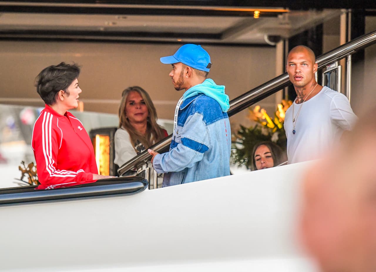 Puro lujo en las aguas mediterráneas de Mónaco, donde este jueves fue captada 
<b>Kris Jenner</b>, matriarca del clan Kardashian, compartiendo con la 
<b><a href="http:/https://www.univision.com/entretenimiento/chismes/marc-anthony-sale-con-chloe-green%3FlayoutType=flex?layoutType=flex">ex del salsero Marc Anthony</a></b>, 
<b>Chloe Green</b> y sus multimillonarios padres.