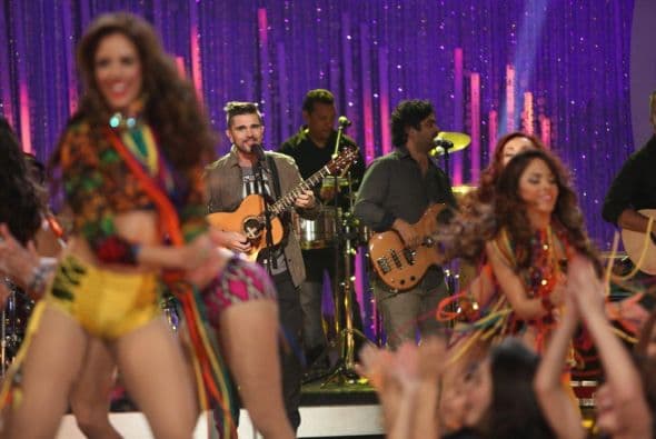 Juanes trajo “LUZ” al escenario de Nuestra Belleza Latina y las chicas gozaron con la música del colombiano además que lucieron sencillamente espectacular en coloridos atuendos. ¡Vaya manera de abrir el show!