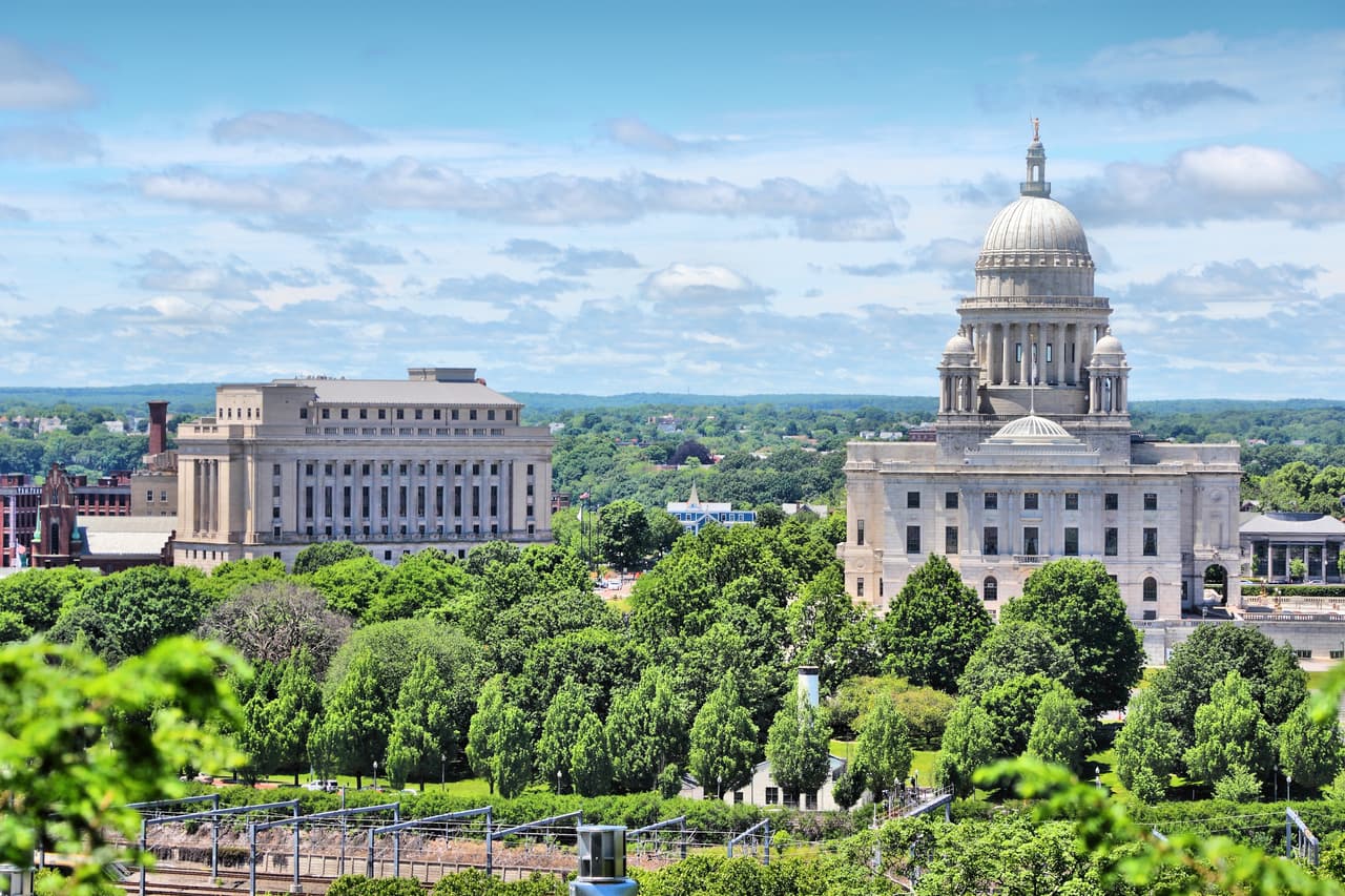 <h3 class="cms-H3-H3">20. Rhode Island</h3>
<br>
<br>🧱 
<b>Porcentaje de ofertas de trabajo para abril de 2022 en el mercado laboral: </b>7.9%
<br>
<br>🧱 
<b>Tasa de desempleo para abril de 2022: </b>3.2%
<br>
<br>🧱 
<b>Aumento de ofertas de trabajo con respecto al año anterior: </b>+13.5%
<br>
<br>🧱 
<b>Fuerza laboral:</b> 569,045 personas.
<br>