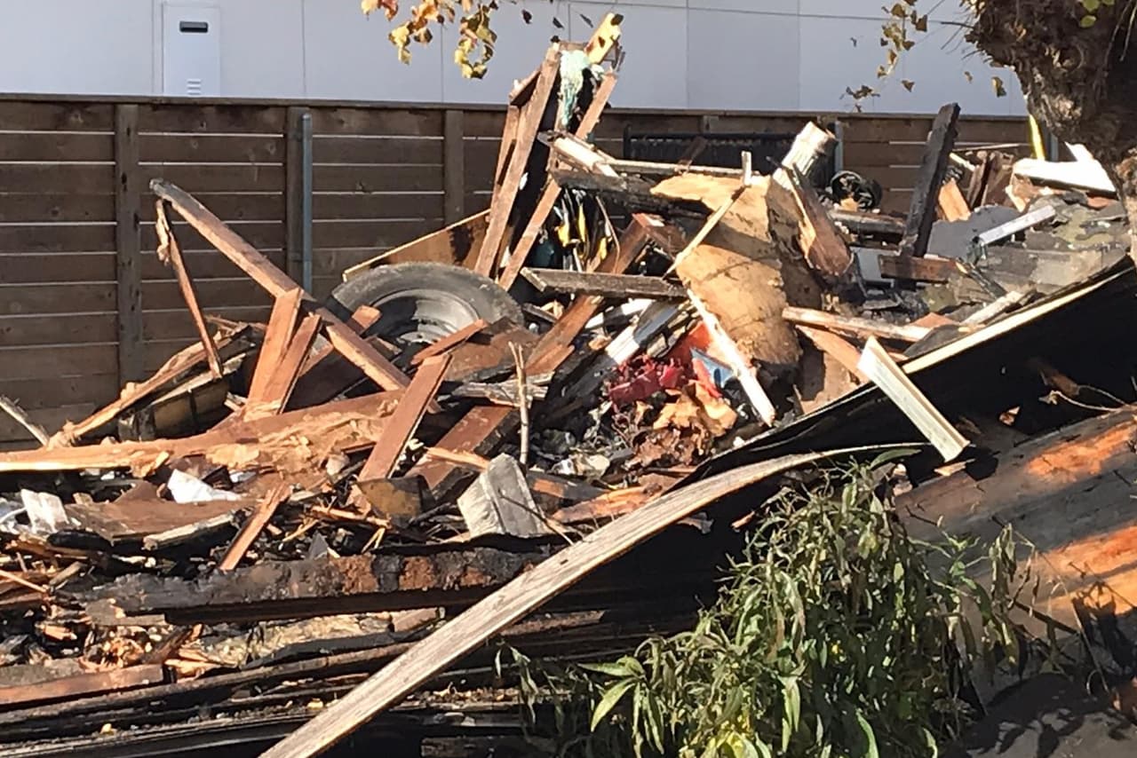 El departamento de bomberos de Dallas ofrece
<b> detectores de humo gratuitos </b>para los residentes de la ciudad. Para pedir uno marque al 3-1-1 o llame al 214- 670-7016.