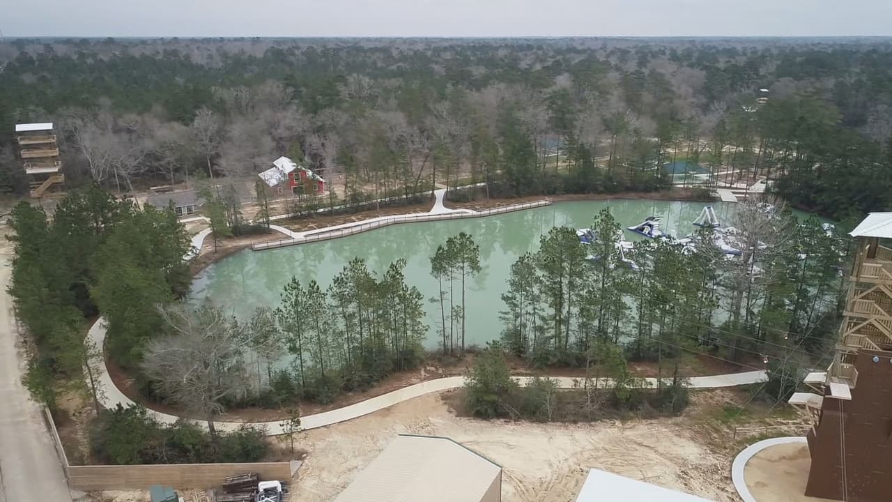Una vista aérea del lago creado en el parque y sobre el cual se ubican los inflables del "Wild Isle".