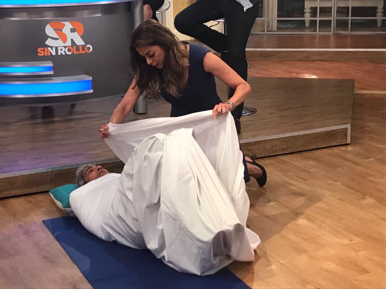 Parece que Lourdes recordó cuando su hijo MVP era recién nacido, ella tiene mucha práctica envolviendo bebés.