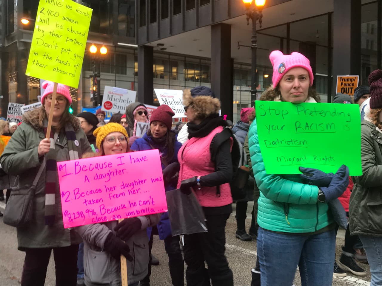 Los manifestantes comenzaron a reunirse alrededor de las 9:00 am en Grant Park, cerca de la entrada principal en Columbus Drive y la calle Jackson, y la marcha comenzó alrededor de las 11:00 am.