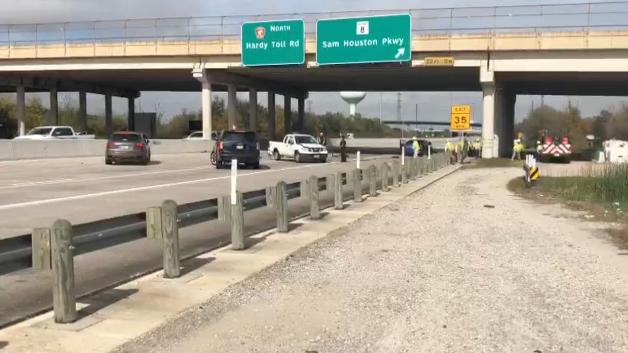 Cerca del mismo lugar, en la misma carretera, otros dos vehículos se vieron envueltos en otro 
<a href="https://www.univision.com/local/houston-kxln/presumia-de-manejar-mientras-tomaba-y-ahora-esta-preso-acusado-de-matar-a-tres-personas-en-un-choque-video">accidente. Pero no se reportaron muertos. </a>