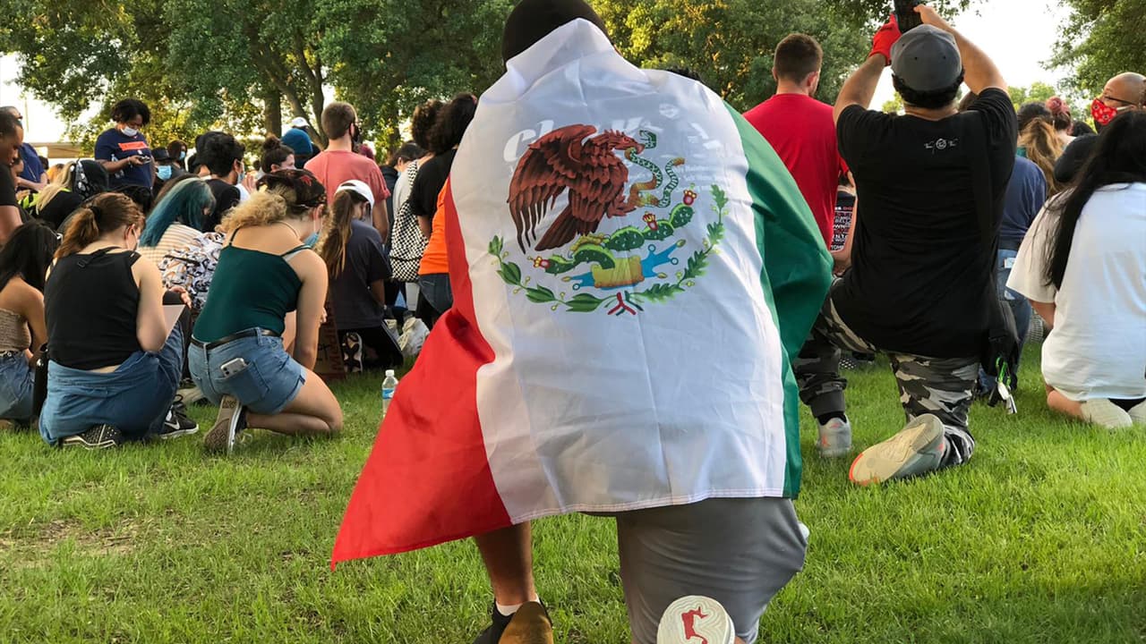 Jóvenes estudiantes protestaron en un parque de Katy, al oeste de 
<a href="https://www.univision.com/temas/houston">Houston</a>, para honrar la memoria de George Floyd.