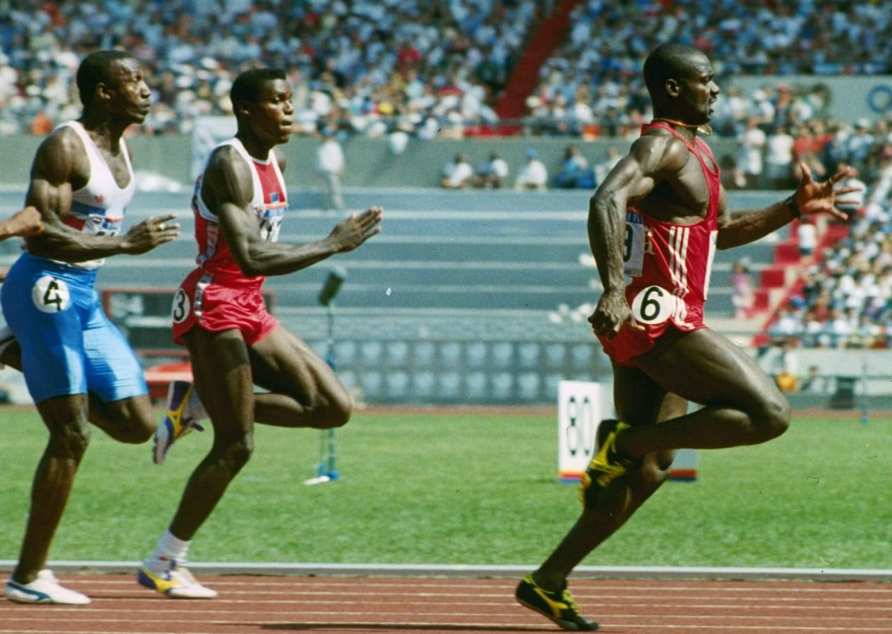 Ben Johnson fue protagonista de la historia más sucia de la historia en Juegos Olímpicos, pues consumió el analógico estanozolol previo a su presentación en Seúl. Marcó 9.79 segundos, un récord mundial impresionante para esa época. Tres días después, su triunfo fue anulado por dopaje y Carl Lewis fue nombrado campeón.