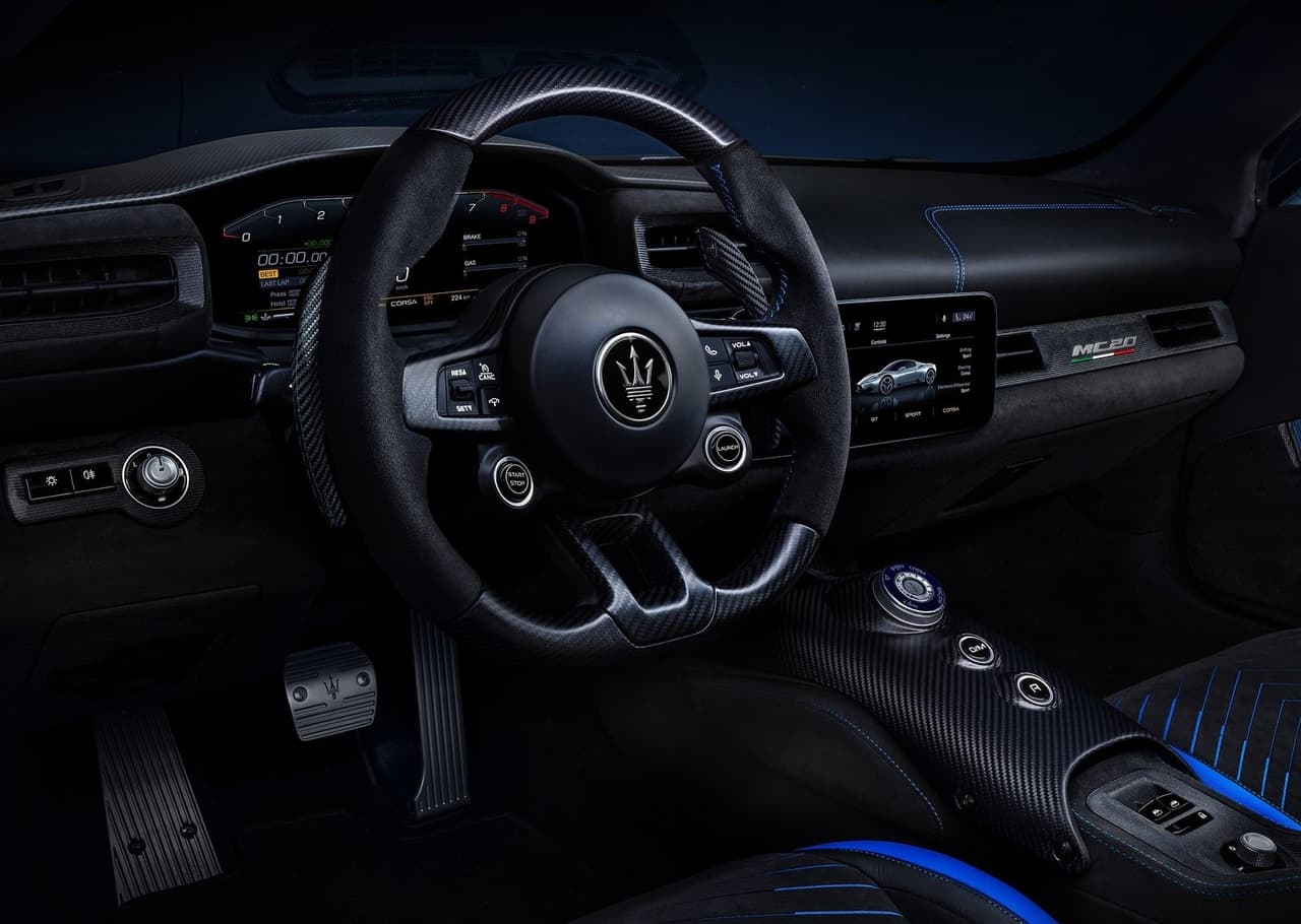 Por dentro, lo primero que resalta a la vista es la fibra de carbono que cubre a elementos como el volante, las levas de cambios y la consola central.