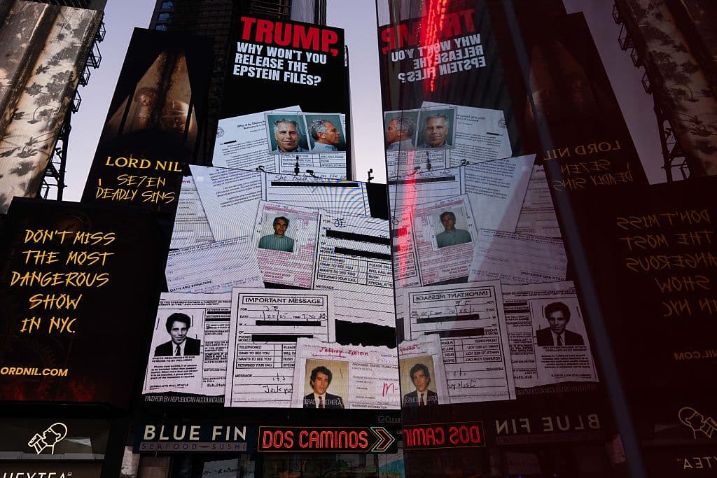 NUEVA YORK, NUEVA YORK - 23 DE JULIO: Una valla publicitaria en Times Square exige la publicación de los archivos de Epstein el 23 de julio de 2025 en la ciudad de Nueva York. La fiscal general Pam Bondi informó al presidente Donald Trump en mayo sobre la revisión por parte del Departamento de Justicia de los documentos relacionados con el caso de Jeffrey Epstein, diciéndole que su nombre figuraba en los archivos. (Foto de Adam Gray/Getty Images)