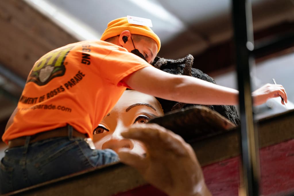 Brittany Smith, por su parte, se encargó de retocar la estatua de la doctora Alison Taur, que va en la carroza de Kaiser Permanente.