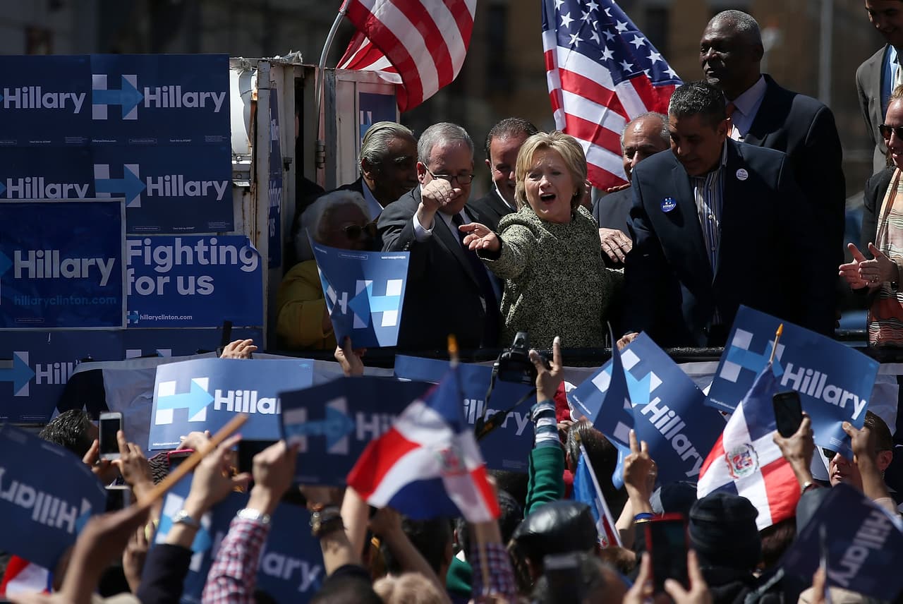 En serio y broma en NYC con los aspirantes a la presidencia EEUU