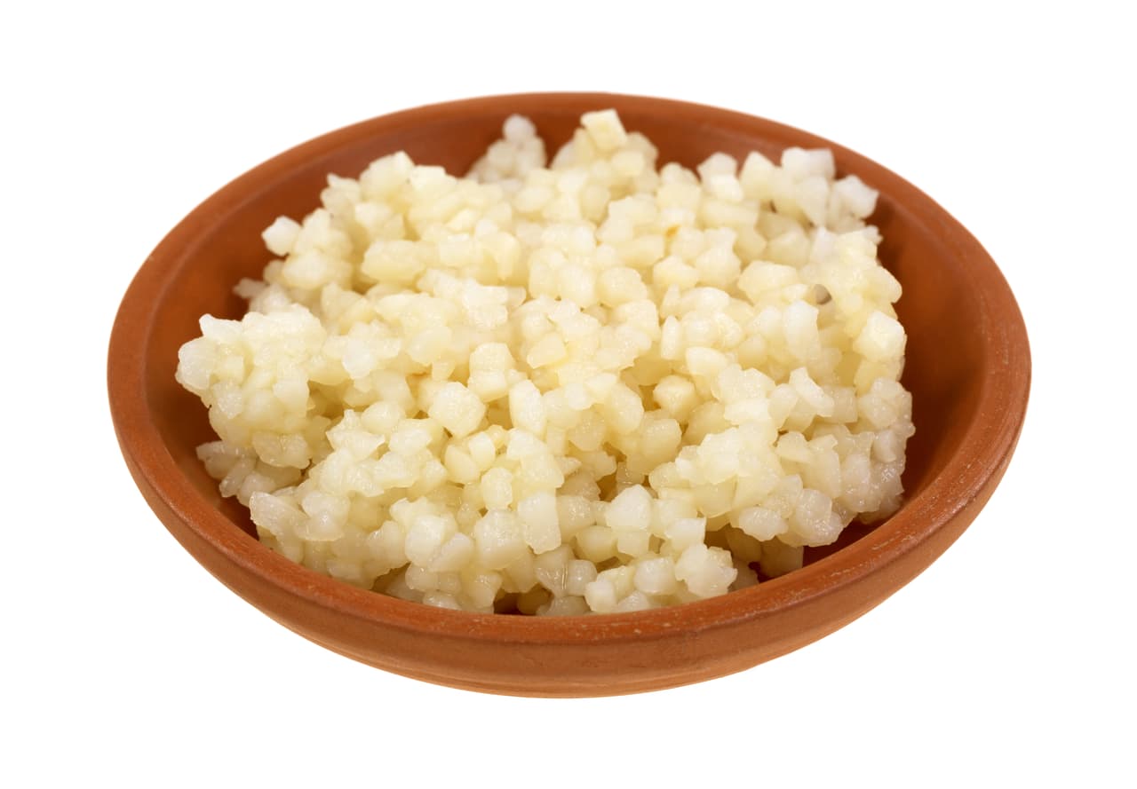 El ajo produce una sustancia química llamada alicina, responsable de su olor característico. Para evitar que pierda sus propiedades y aprovechar sus bondades, lo más recomendable es picarlos y dejarlo reposar unos minutos antes de usarlo en alimentos o remedios.