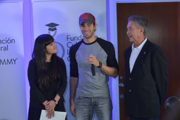 Manolo Díaz, Vice Presidente de la Fundación Cultural Latin GRAMMY, reconoció el talento musical de la chica ganadora.