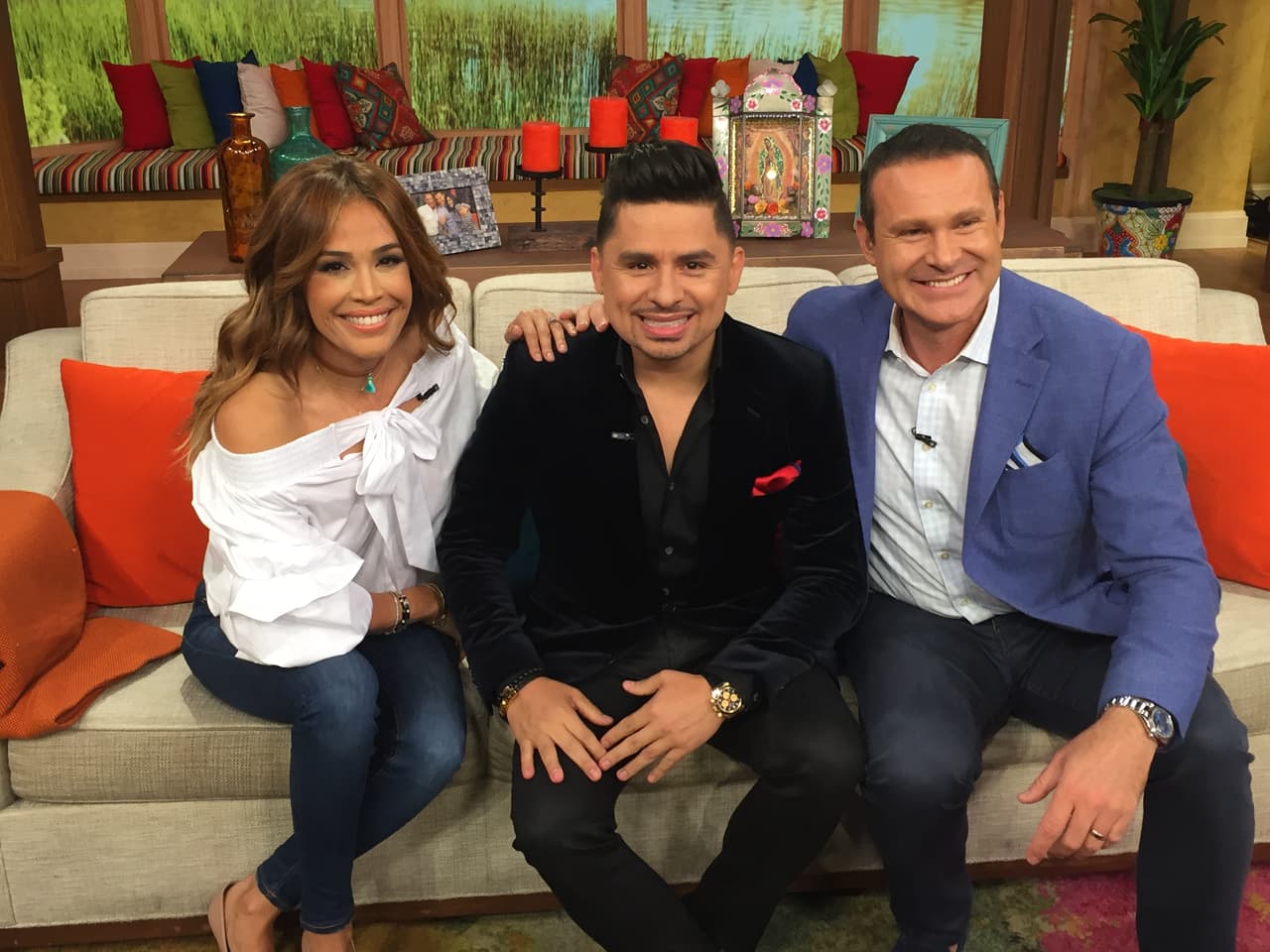 Karla Martínez y Alan Tacher le dieron la bienvenida a Larry Hernández.