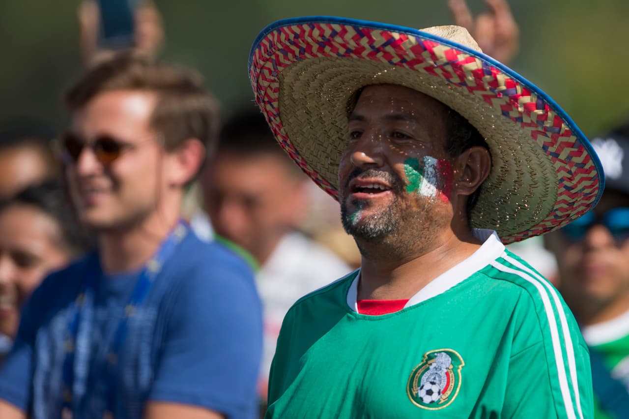 Disfraces, maquillaje, banderas, sombreros e incluso un poco de humor de parte de los aficionados mexicanos. Cuando México juega en Estados Unidos, la fiesta está asegurada.