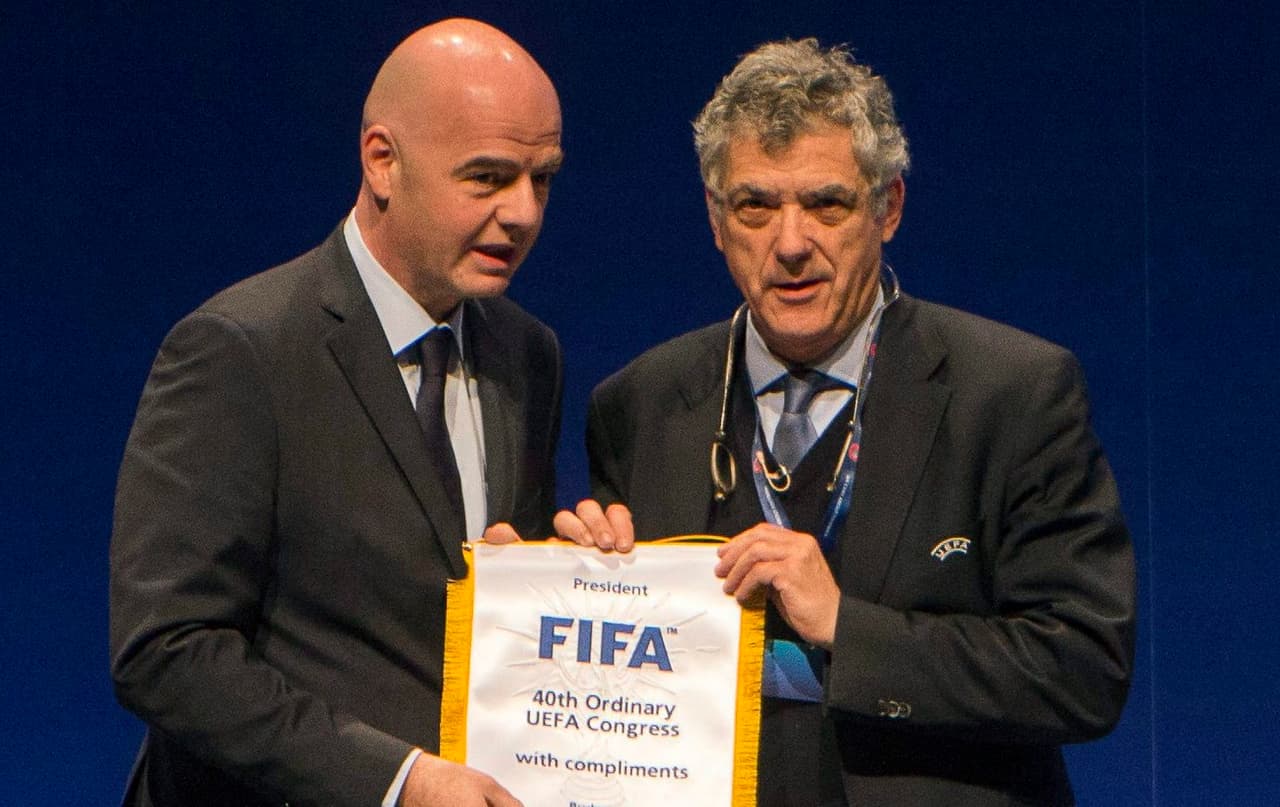 A Villar casi no le ha rozado el escándalo de corrupción de la FIFA, donde ostenta el cargo de presidente sénior y hasta hace meses estuvo al frente de la comisión de árbitros, que ahora encabeza el excolegiado italiano Pierluigi Collina.