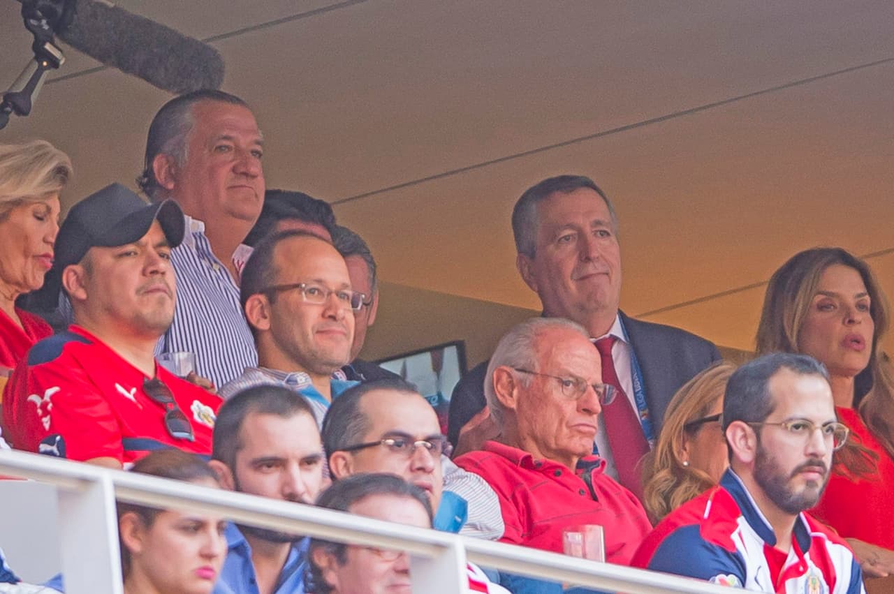 En el palco, Jorge Vergara y toda la directiva de Chivas esperaban ansiosos el final del partido. Estaban a minutos de celebrar un importante título para la institución.