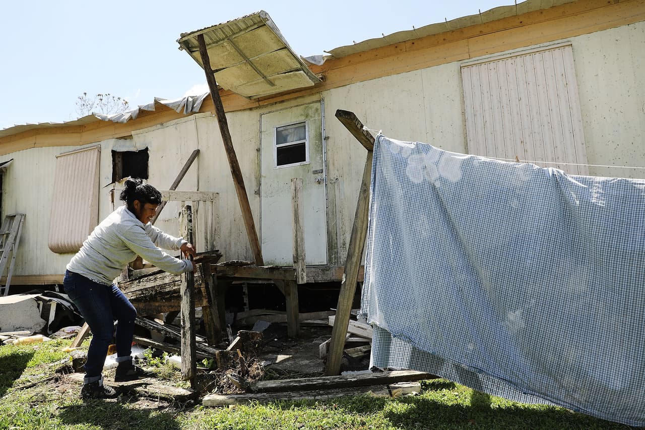 NAPLES, FLORIDA. Maggie López comenzó la remoción de escombros de su casa dañada en una comunidad rural fuertemente afectada por el huracán Irma. Tras degradarse a ciclón post tropical, Irma se disipó totalmente en la tarde del martes, según el Centro Nacional de Huracanes.
