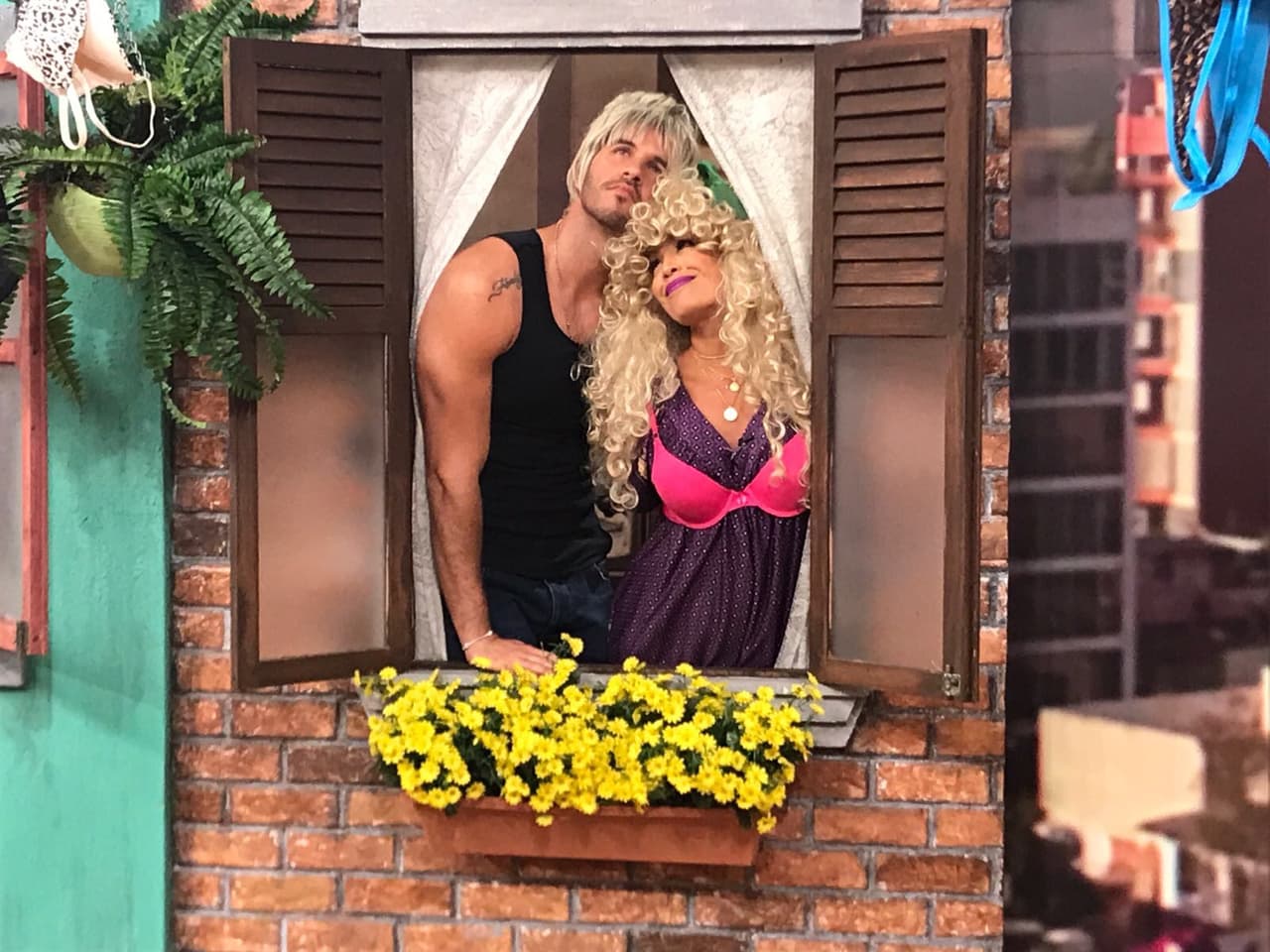 En este barrio no falta el amor, esta parejita está muy enamorada.