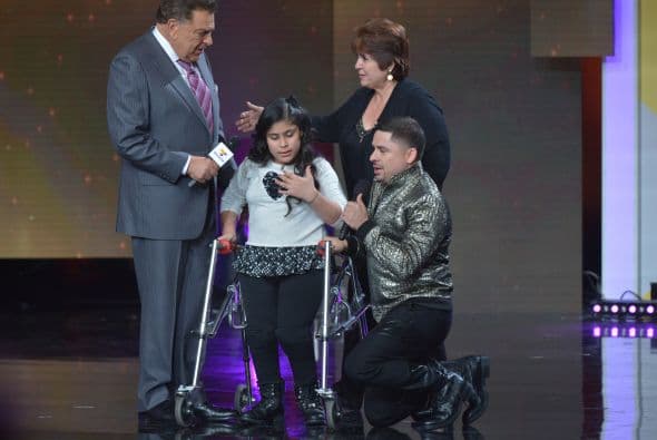 Cuando la hermana de Larry Hernández se negó a abortar un embarazo con complicaciones, el cantante le prometió que nunca estaría sola. Hoy cumple su palabra junto a Lupita, su sobrina, quien sufre de spina bifida. 