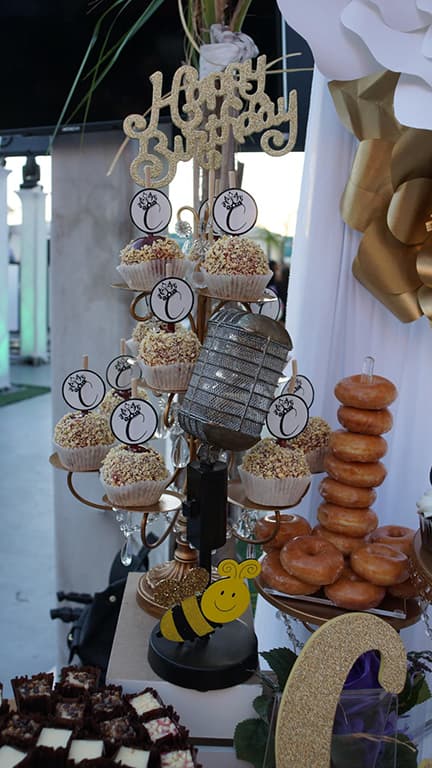 Las etiquetas con su inicial tenían arriba una corona y había también una pequeña abejita.