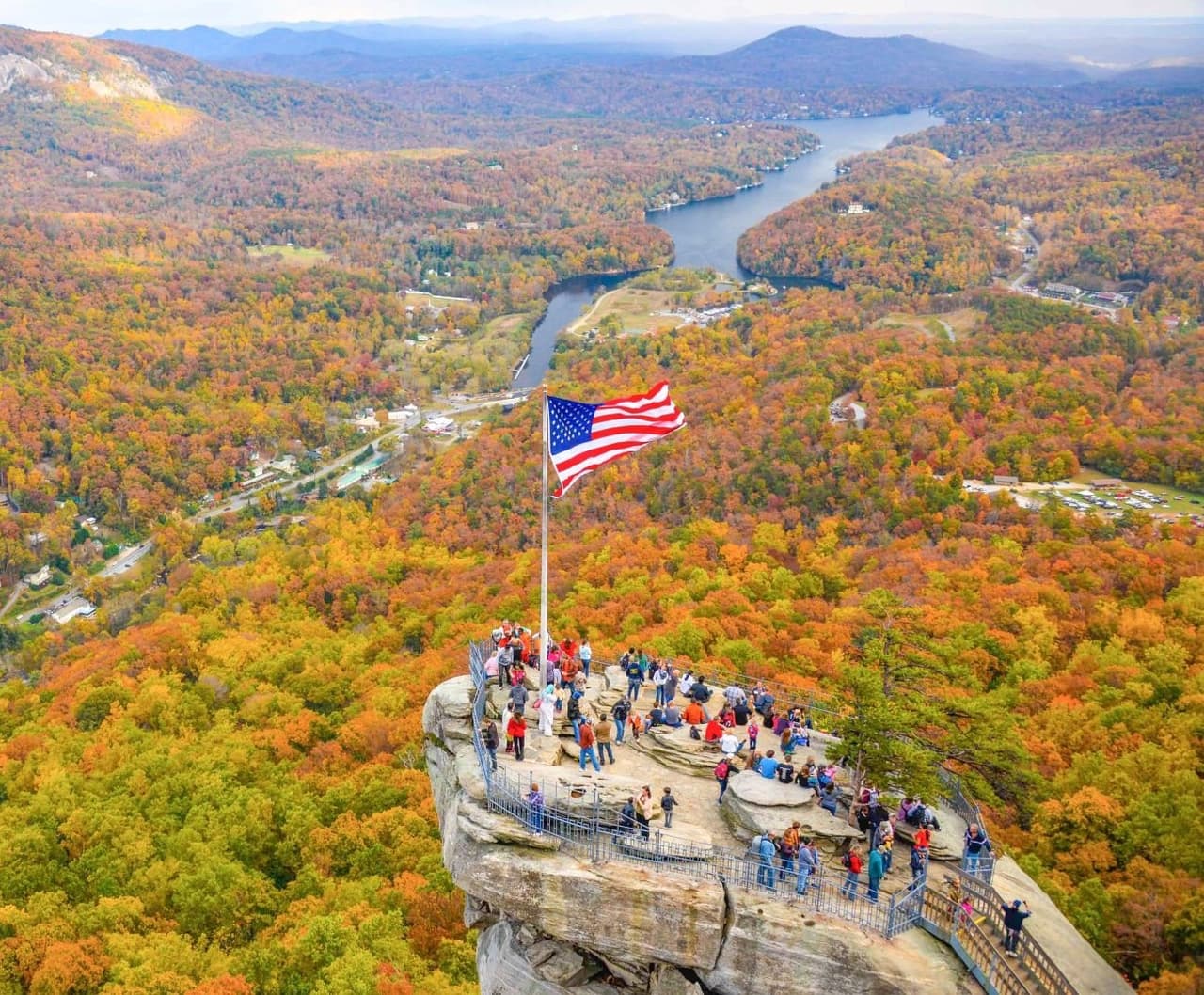 <b>Chimney Rock</b>: Admira los sitios en este pueblo de montaña antiguo único en su tipo y luego camina hasta la cima de la roca para admirar una variedad de colores que rodean el famoso monumento justo al lado del lago Lure.