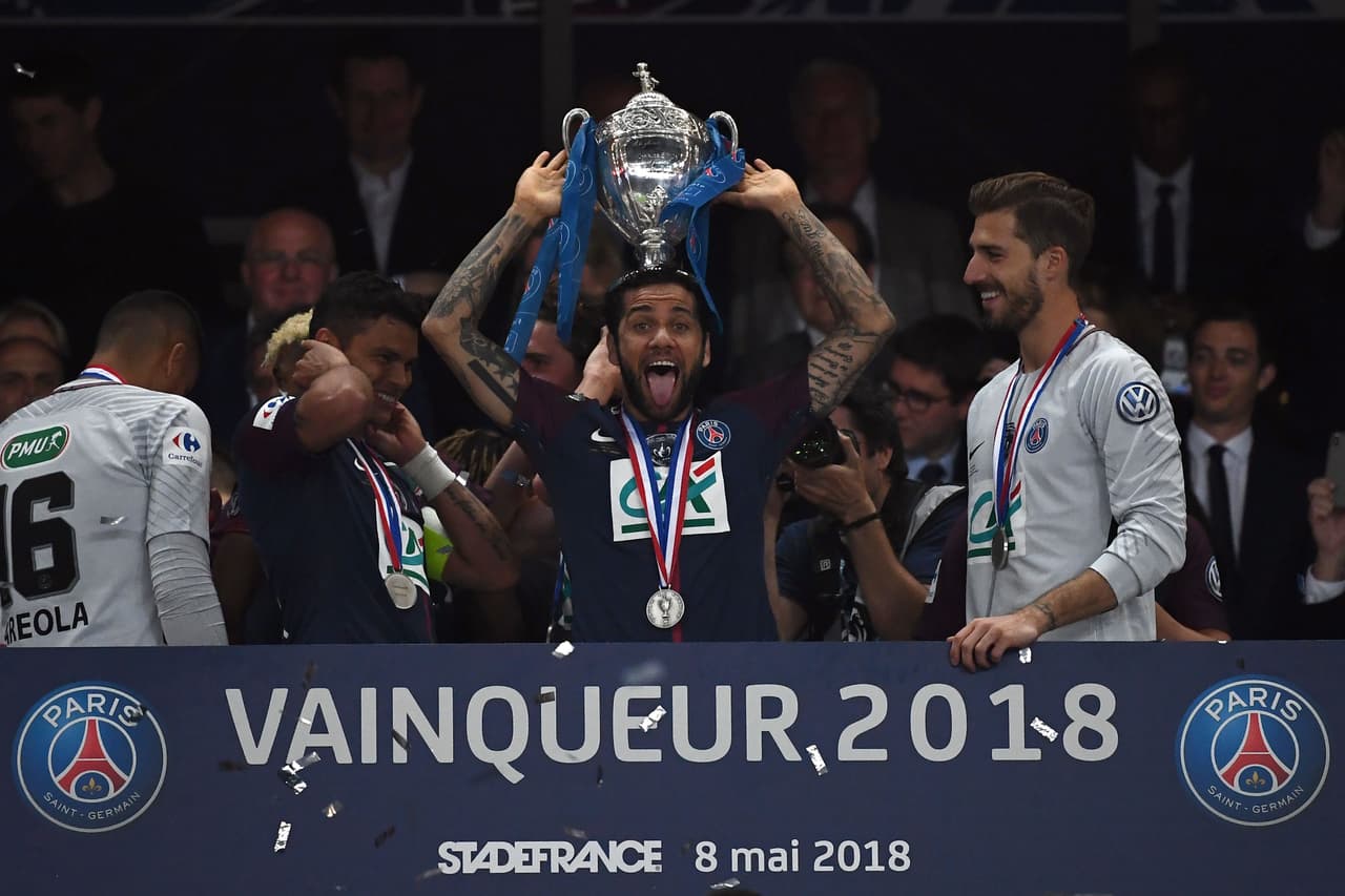 Dani Alves impone récord al ganar su trofeo número 38