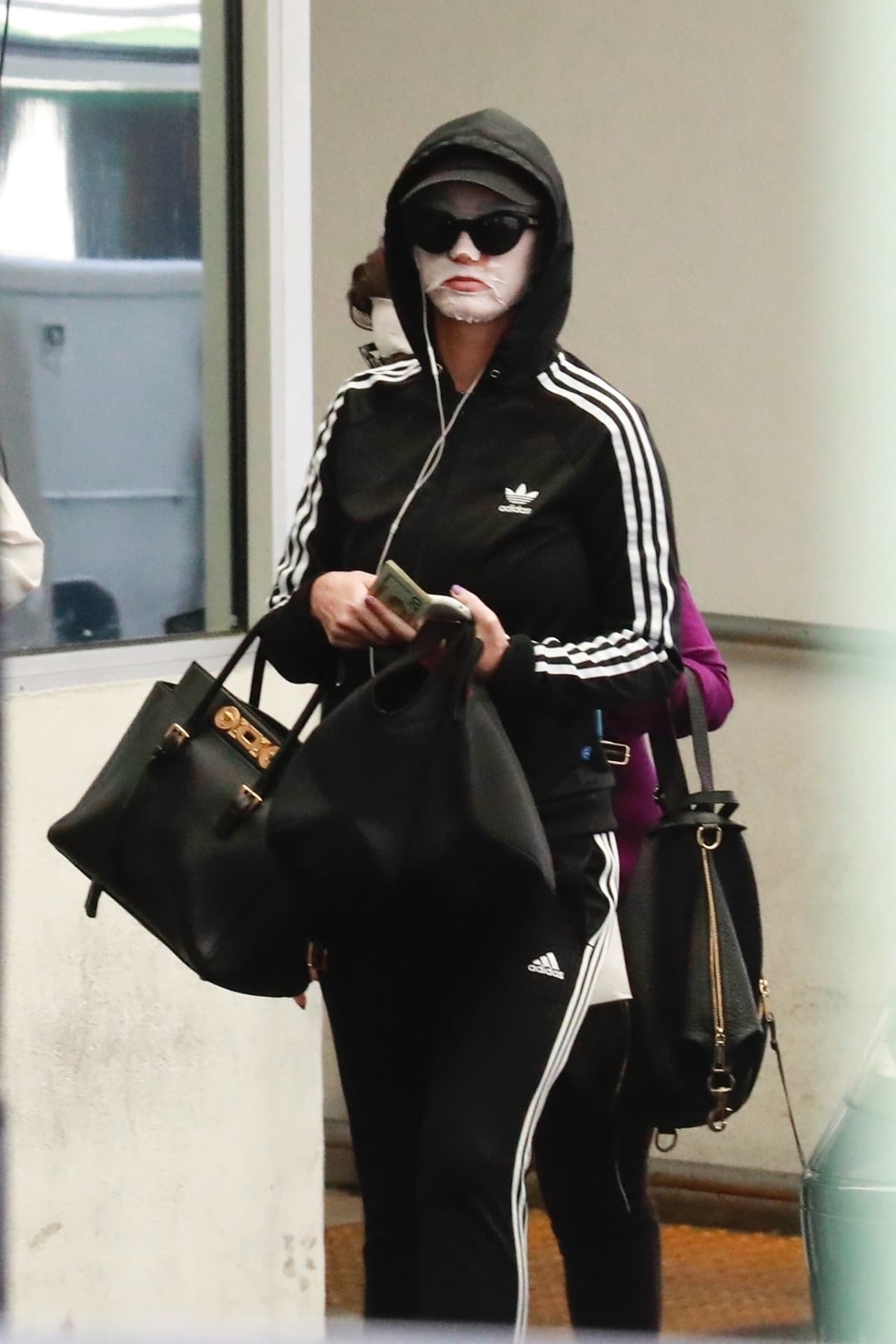 Katy Perry fue captada cuando salía de una clínica dermatológica en Beverly Hills. Lo que llamó la atención fue que se mostró bajo una mascarilla de tela blanca, lentes oscuros y gorra negra.
