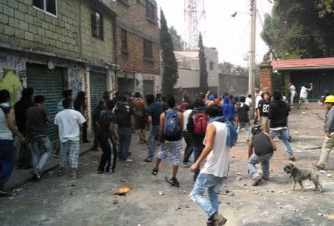 Los manifestantes lanzaron proyectiles desde calles y azoteas. Y encendieron fogatas para impedir el paso de la fuerza pública. Foto tomada de Twitter.