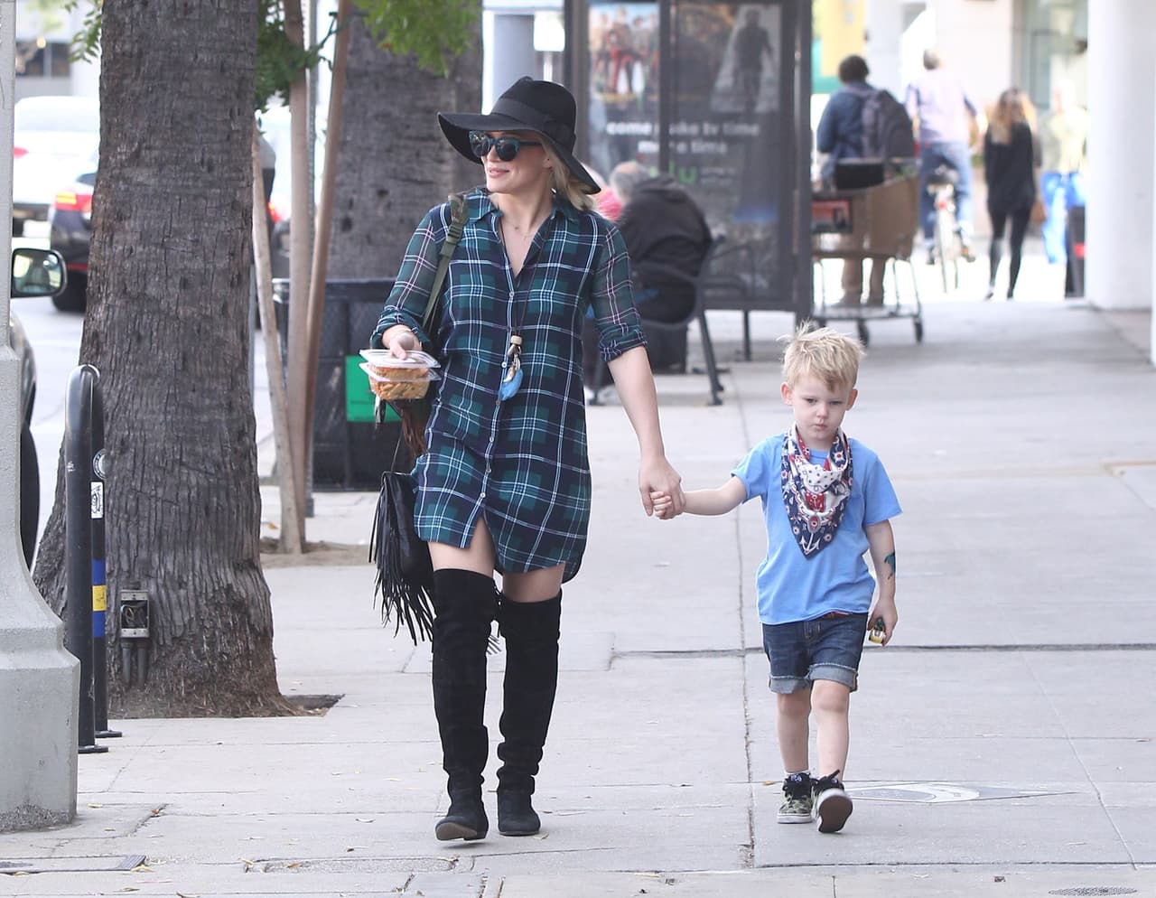 Ella se veía feliz portando la comida de su pequeño hijo.