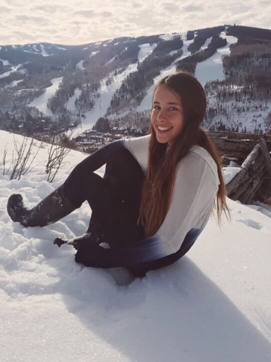 La mayor de ellas es Hannah, una hermosa adolescente que trae de cabeza a su papá.